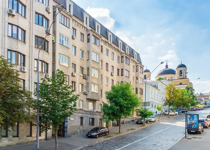 Apartment Triokhsviatytelskaya Street 3