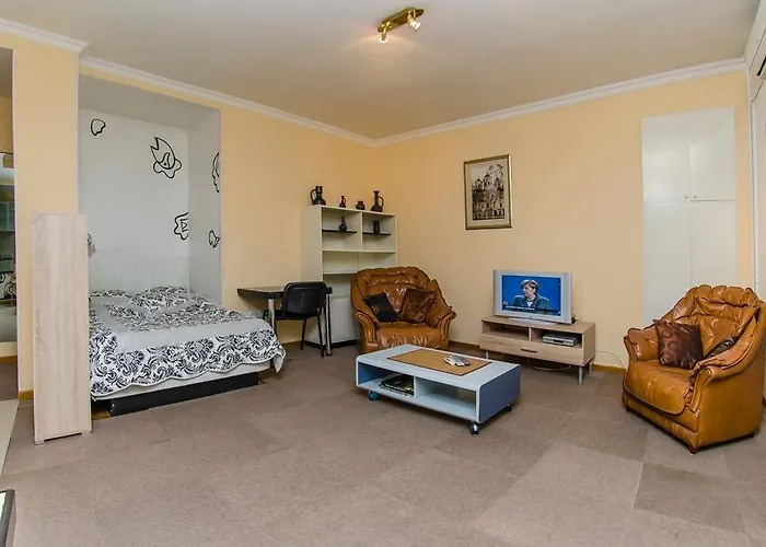 Apartment Triokhsviatytelskaya Street 3