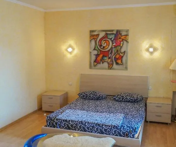 Apartment Triokhsviatytelskaya Street 3