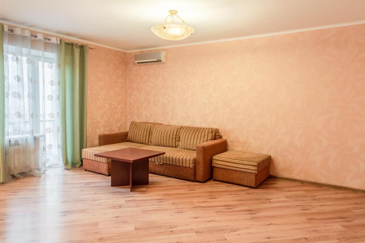 Triokhsviatytelskaya Street 3 Apartment