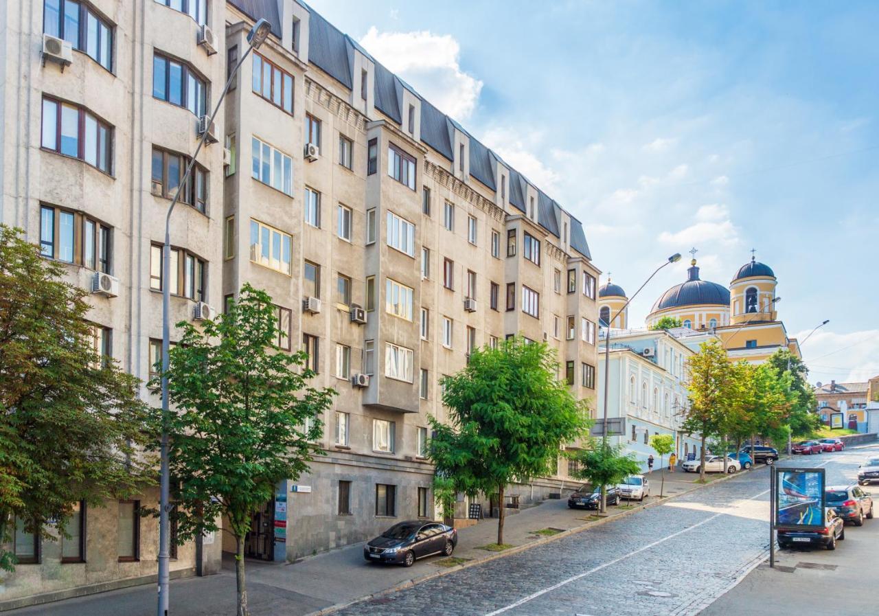 Triokhsviatytelskaya Street 3 Apartment