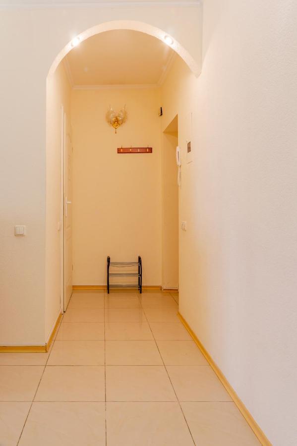 Triokhsviatytelskaya Street 3 Apartment