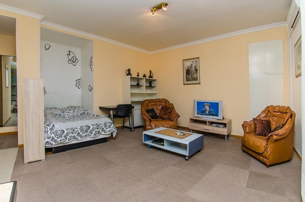 Triokhsviatytelskaya Street 3 Apartment