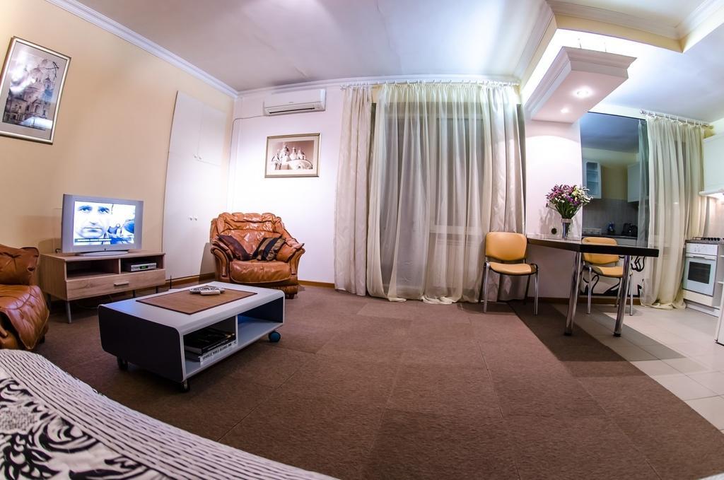 Apartment Triokhsviatytelskaya Street 3 *