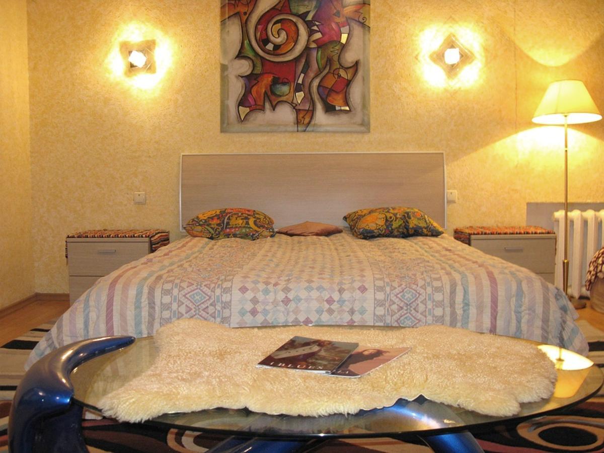 Apartment Triokhsviatytelskaya Street 3 *