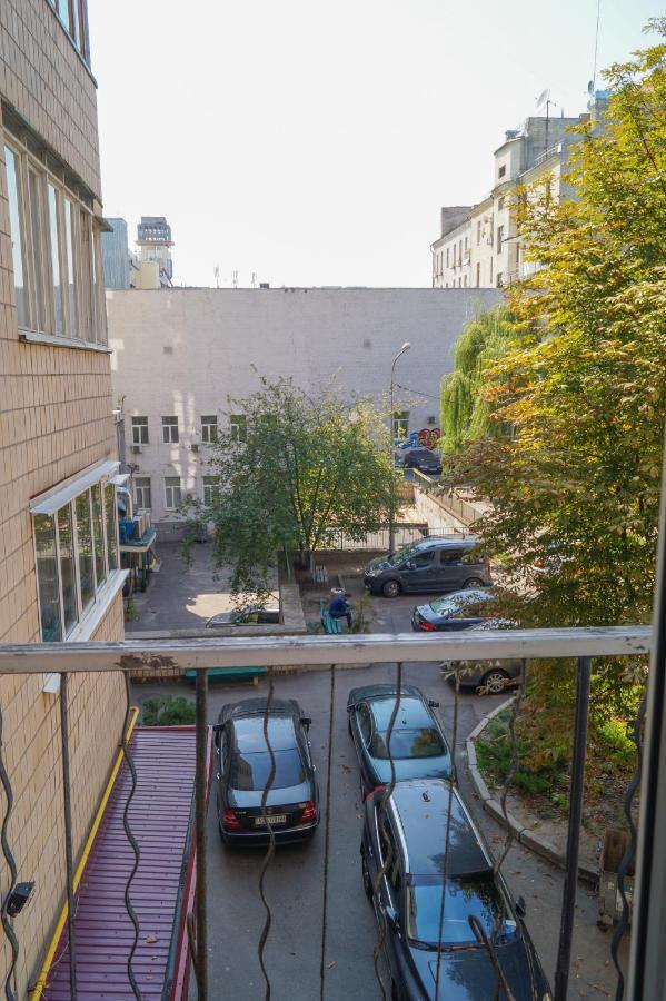 Triokhsviatytelskaya Street 3 Apartment *