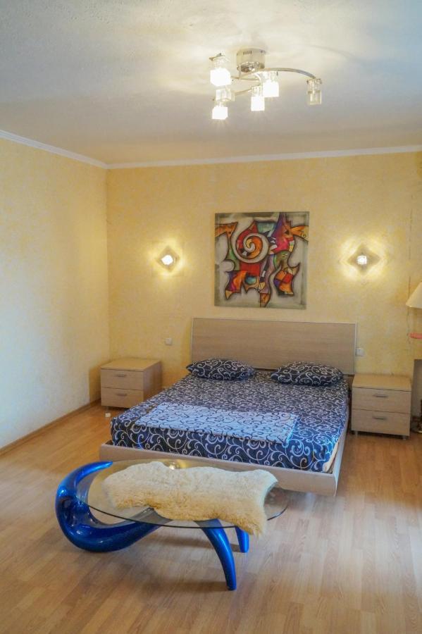 Triokhsviatytelskaya Street 3 Apartment *