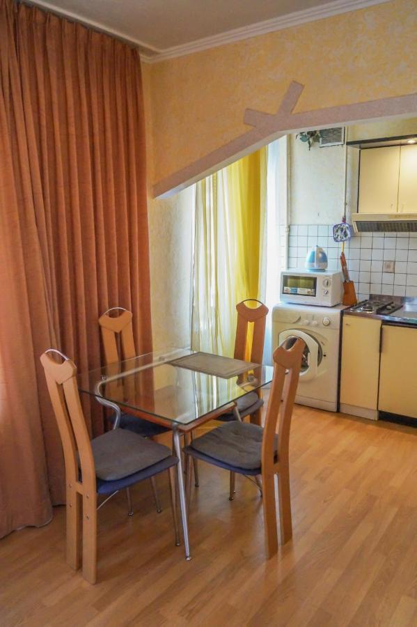 Apartment Triokhsviatytelskaya Street 3 *