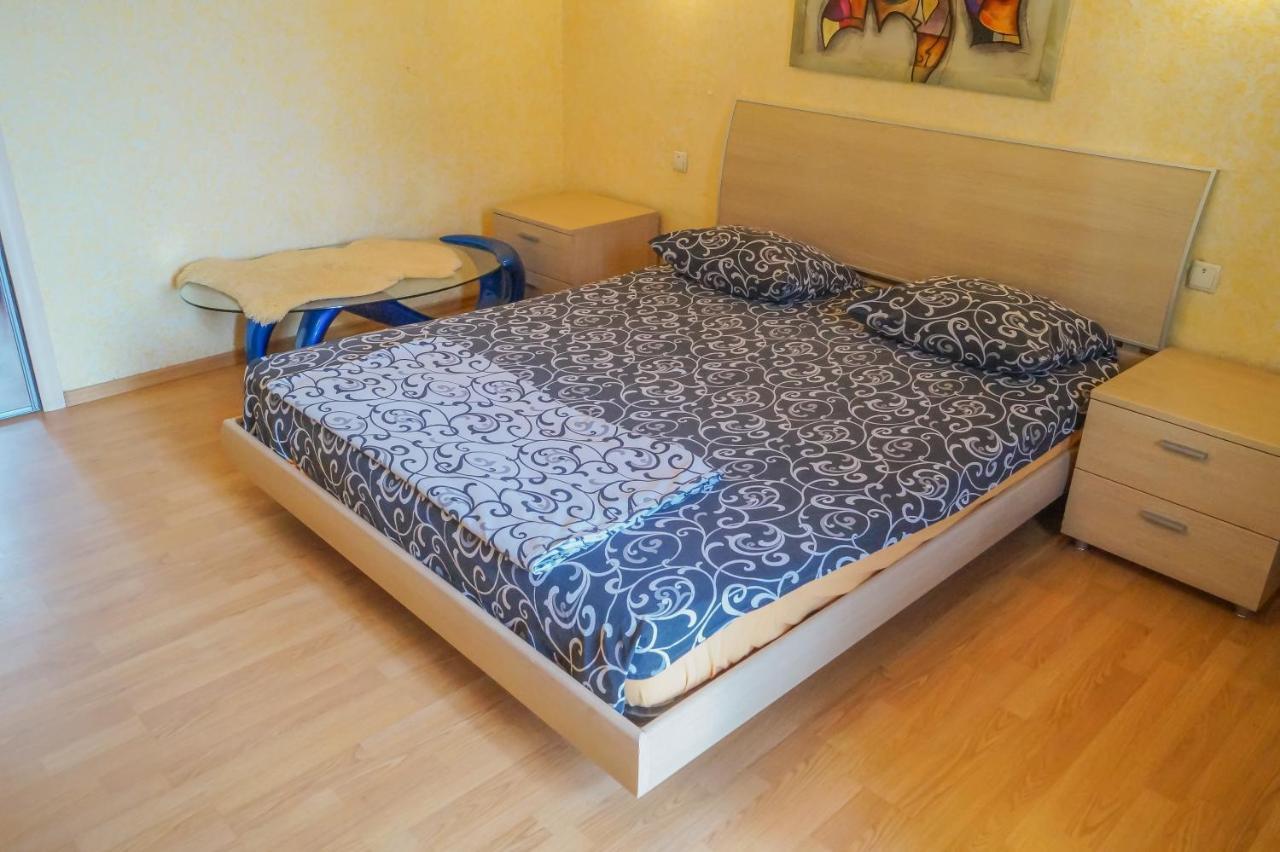 Apartment Triokhsviatytelskaya Street 3