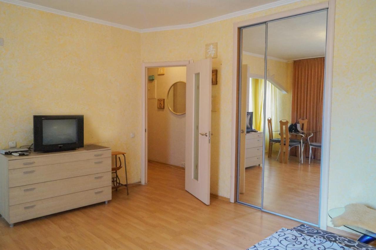 Apartment Triokhsviatytelskaya Street 3